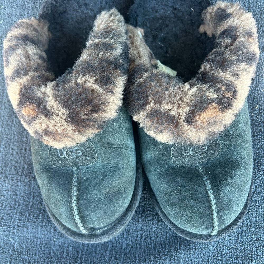 UGG woman’s black suede slippers with Faux Fur Trim size 7